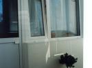 Фото. Отделка стены балкона пластиком. На фотографии изображена отделка стены балкона пластиком. Также видны пластиковое окно и дверь