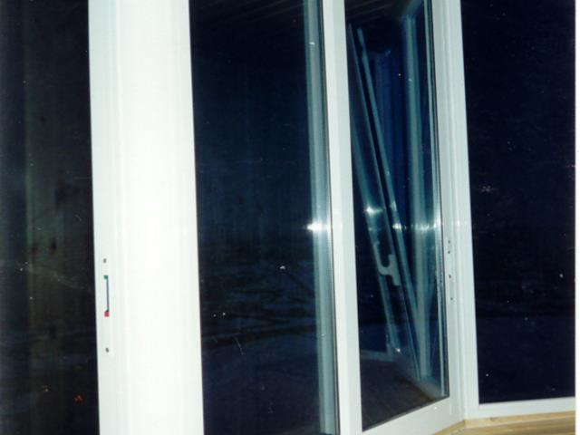 Фото. Остекление балкона пластиком. Отделка балкона деревом. На фотографии: остекление балкона профилем Trocal (однокамерный стеклопакет). Отделка балкона вагонкой с выносом подоконника