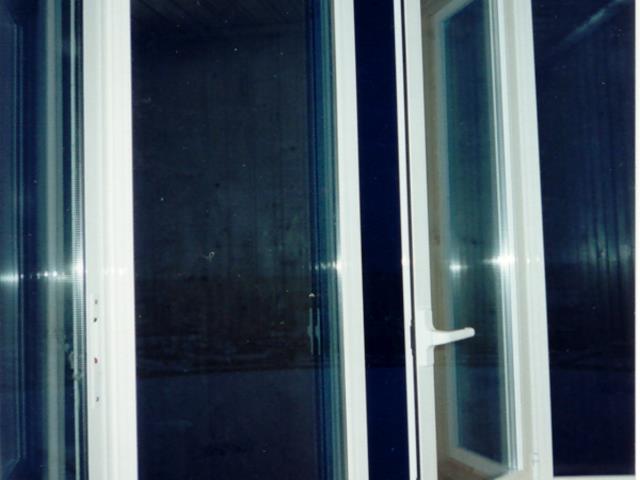Фото. Остекление балкона пластиком. Отделка балкона деревом. На фотографии: остекление балкона профилем Trocal. Створка открыта горизонтально. Отделка балкона вагонкой с выносрм подоконника