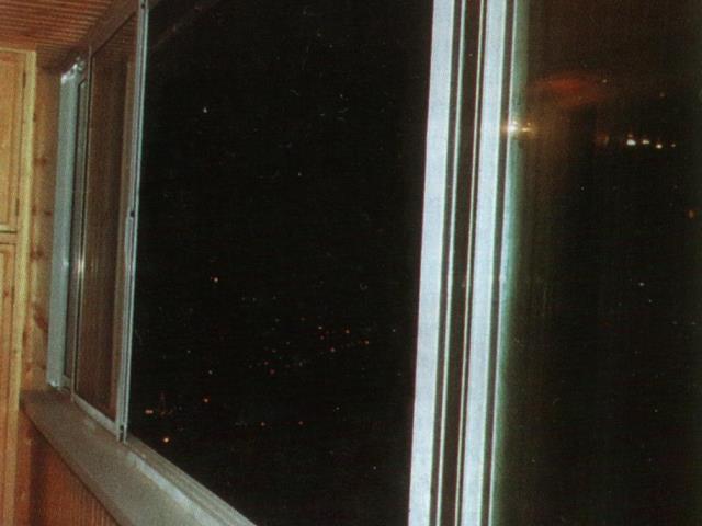 Фото. Остекление балкона раздвижной системой Provedal из алюминия. На фотографии: остекление балкона алюминием и отделка деревом